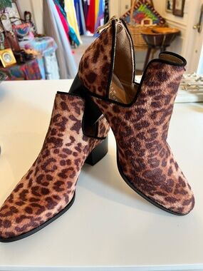 New Directions  Leopard-Print Ankle Booties in Brown and Tan Size 7